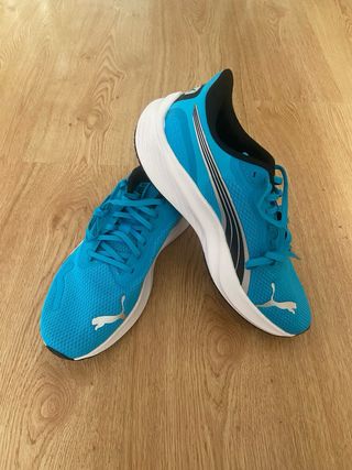 Zapatillas deportivas Puma azules y plateadas