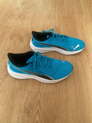 Zapatillas deportivas Puma azules y plateadas