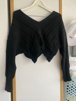 Jersey negro cuello pico