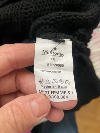 Jersey negro cuello pico