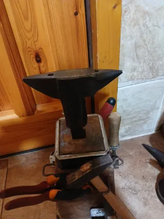 Yunque de forja muy antiguo