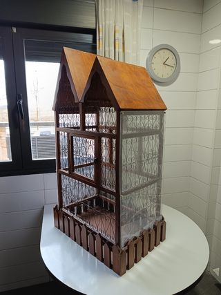 Jaula para pájaros de madera con cristal