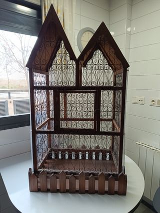 Jaula para pájaros de madera con cristal