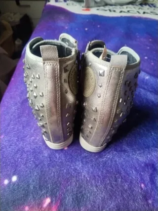 Zapatillas plateadas con tachuelas