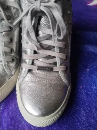 Zapatillas plateadas con tachuelas