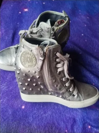 Zapatillas plateadas con tachuelas