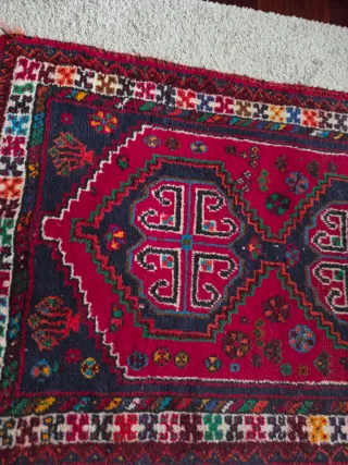 Alfombra oriental pequeña multicolor.