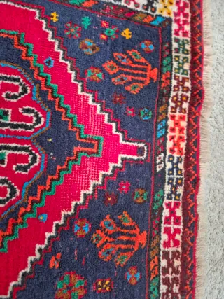 Alfombra oriental pequeña multicolor.