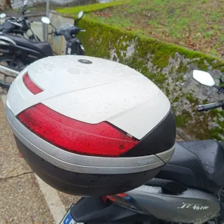 Baúl Suzuki con base y cerradura nueva