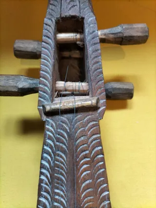 Instrumento Musical Nepalí Antiguo de Cuerda