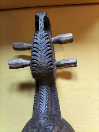 Instrumento Musical Nepalí Antiguo de Cuerda