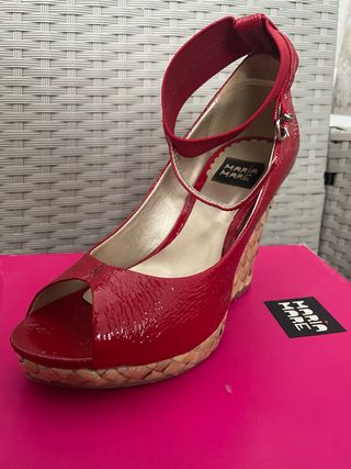 Sandalias cuña charol rojas Maria Mare