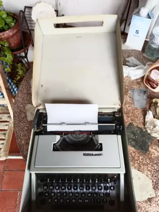 Máquina de escribir Olivetti DORA