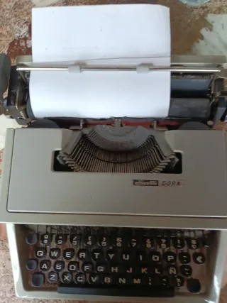 Máquina de escribir Olivetti DORA