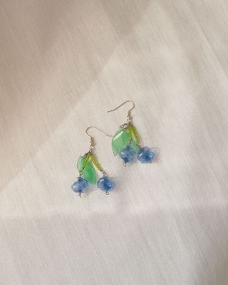 Brincos Artesanais Bagas Azuis e Verdes