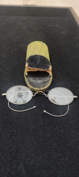 Antiguas gafas de alambre con su funda original.