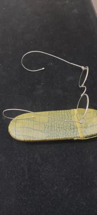 Antiguas gafas de alambre con su funda original.