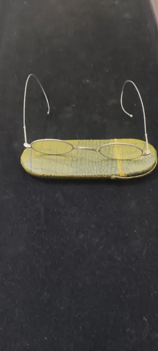 Antiguas gafas de alambre con su funda original.