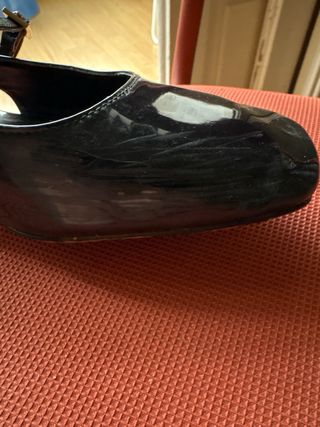 Zapatos negros charol con tiras. Un poco ralladas