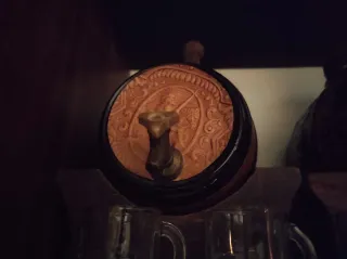 Portabottiglie in legno e vetro