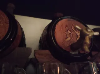 Portabottiglie in legno e vetro