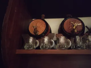 Portabottiglie in legno e vetro