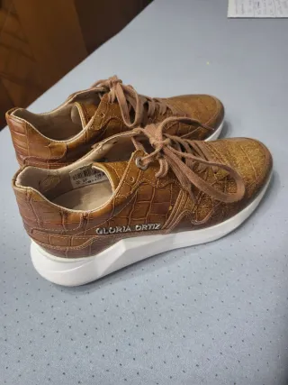 Zapatos Deportivos Marrones con Cordones