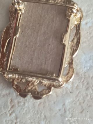 Spilla porta foto antica dorata