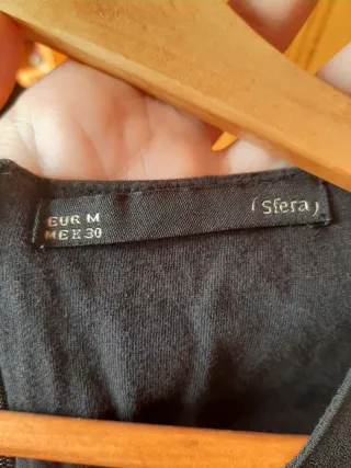 Blusa negra con adornos