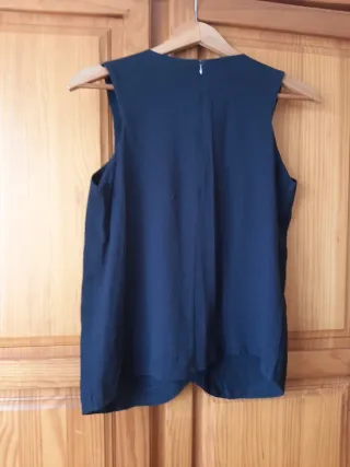 Blusa negra con adornos