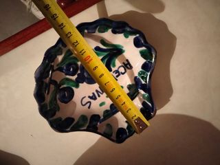 Frutero de porcelana decorado con uvas