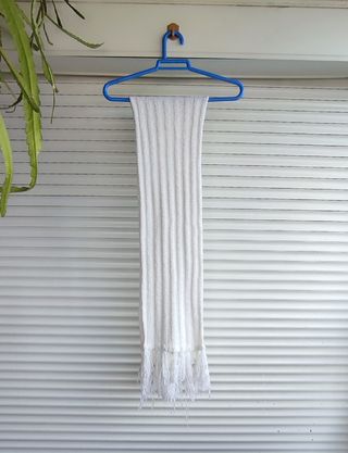 Bufanda blanca con flecos