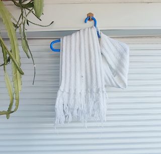 Bufanda blanca con flecos