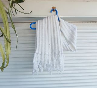 Bufanda blanca con flecos