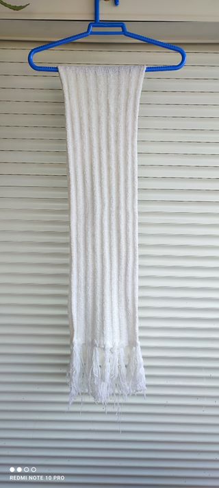 Bufanda blanca con flecos