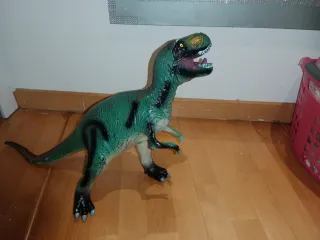 Dinosaurio de juguete verde con sonido