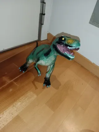 Dinosaurio de juguete verde con sonido