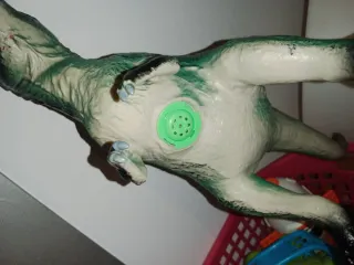 Dinosaurio de juguete verde con sonido