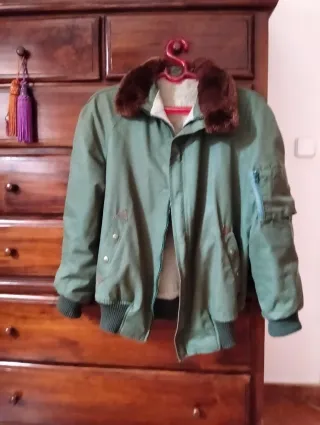 Cazadora verde con cuello de pelo. Unisex