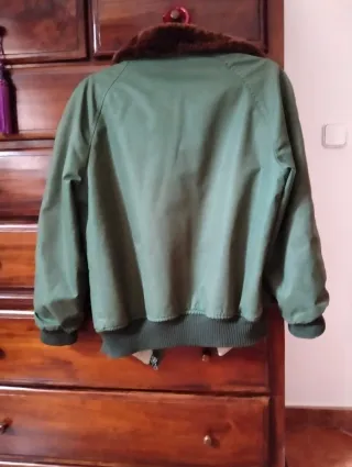 Cazadora verde con cuello de pelo. Unisex