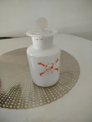 Tarro farmacia opalina blanco calavera