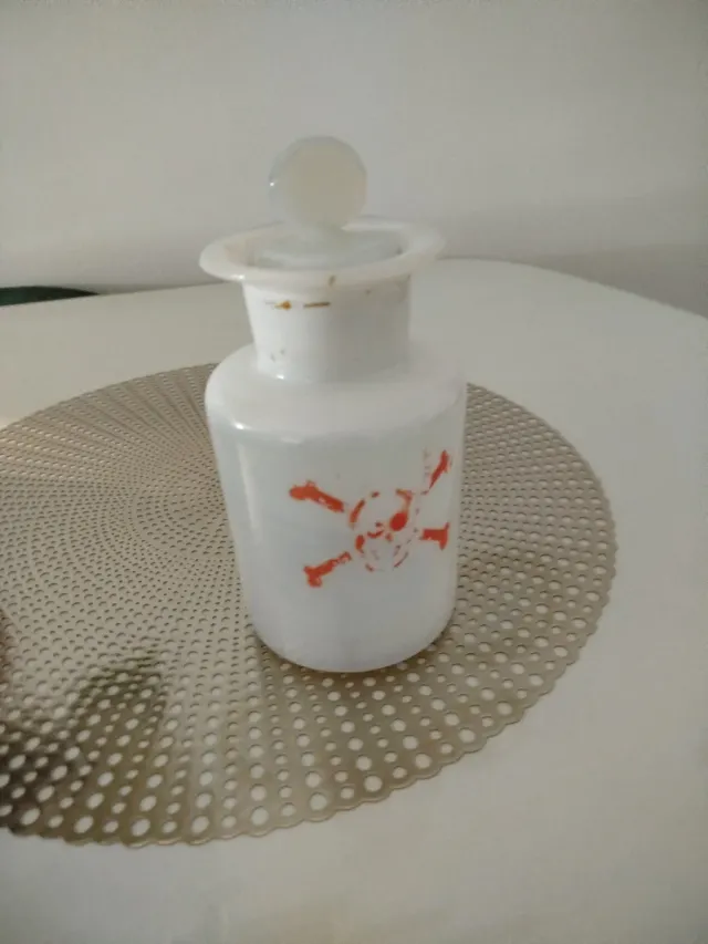 Tarro farmacia opalina blanco calavera