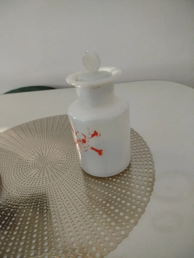Tarro farmacia opalina blanco calavera