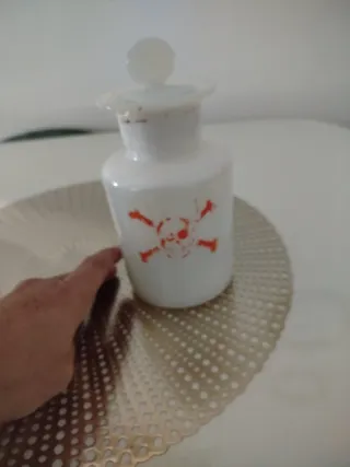 Tarro farmacia opalina blanco calavera