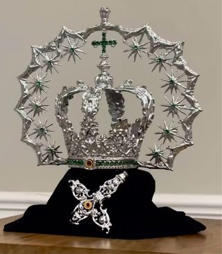 Corona Virgen Plateada 80/90cm