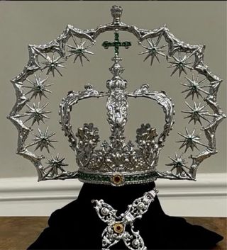 Corona Virgen Plateada 80/90cm