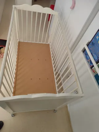 Cuna madera IKEA con colchón antiplagiocefalia