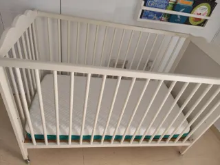 Cuna madera IKEA con colchón antiplagiocefalia