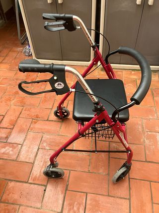 Andador plegable , con asiento y frenos