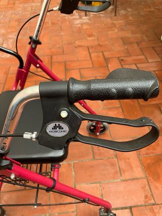 Andador plegable , con asiento y frenos